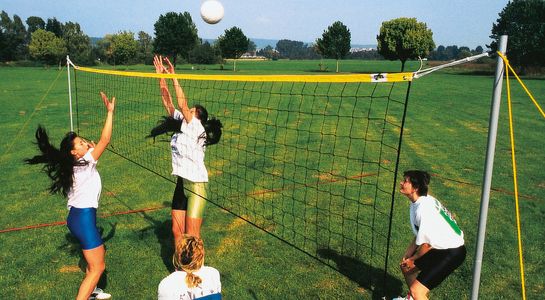 Freizeit Volleyball Set, mit 4 Spielerinnen, auf Rasen