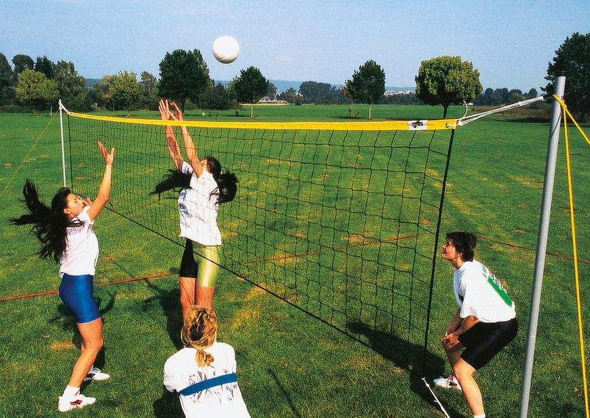 Freizeit Volleyball Set, mit 4 Spielerinnen, auf Rasen