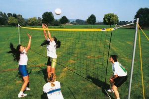 Freizeit Volleyball Set, mit 4 Spielerinnen, auf Rasen