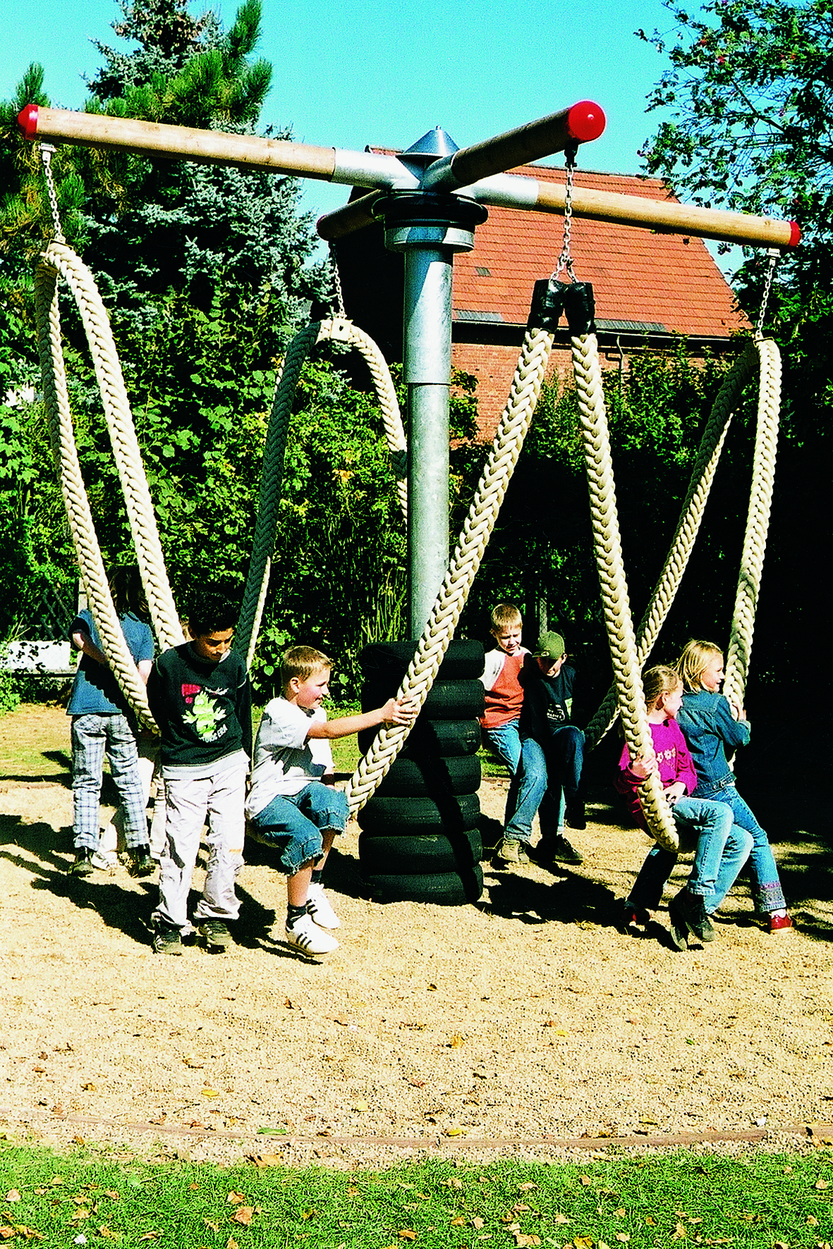 Тарзанка на детской площадке. Тарзанка для детей на даче. Тарзанка детская. Качели тарзанка для дачи. Детская площадка с тарзанкой.